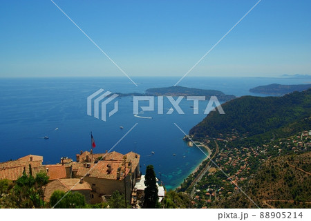 地中海を望む南フランスのエズ村から地中海を一望 88905214