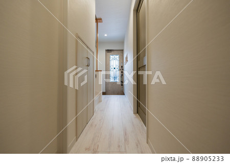 収納のある廊下　建具 88905233