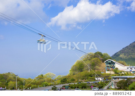 新緑の鶴見岳と別府ロープウェイ 88905242