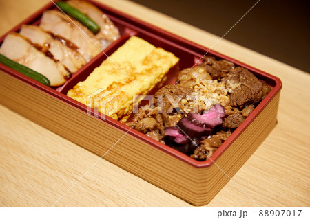 旅先のホテルで食べるご当地弁当 旅先のホテルで食べるご当地弁当 88907017