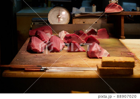 魚市場で解体後並べられているマグロ 88907020