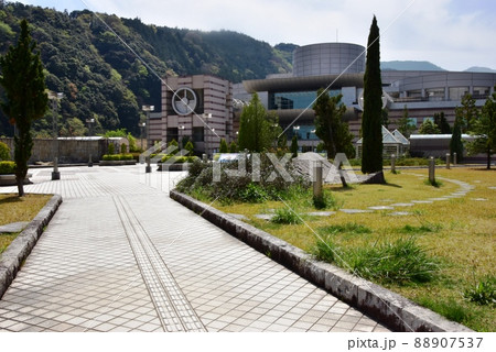 小田原市 神奈川県立生命の星・地球博物館エントランス広場と連絡通路と山並み 小田原市 神奈川県立生命の星・地球博物館エントランス広場と連絡通路と山並み 88907537