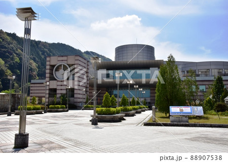 小田原市 神奈川県立生命の星・地球博物館エントランス広場と山並み 小田原市 神奈川県立生命の星・地球博物館エントランス広場と山並み 88907538