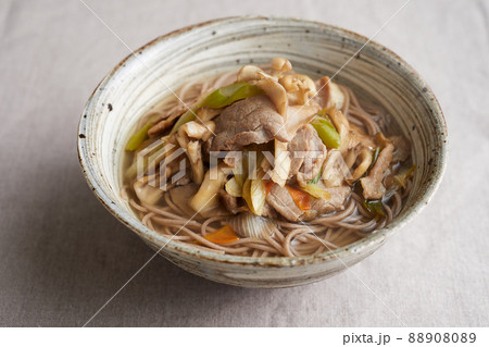 豚肉を炒めた具材がのった温かい蕎麦 豚肉を炒めた具材がのった温かい蕎麦 88908089