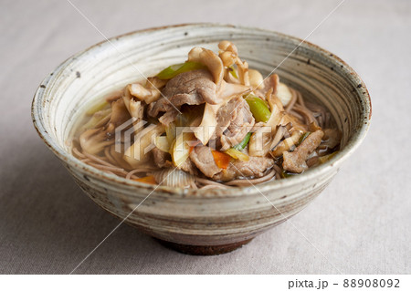 豚肉を炒めた具材がのった温かい蕎麦 88908092