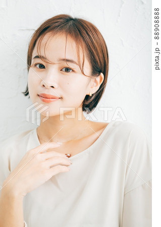 若い女性のヘアスタイル、ビューティーイメージ 88908888