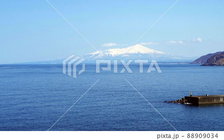 山形県鶴岡市波渡崎から望む鳥海山 88909034