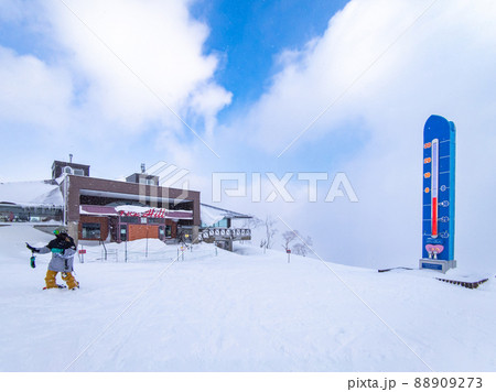 スキー場のレストランと気温計 (北海道、ニセコ) スキー場のレストランと気温計 (北海道、ニセコ) 88909273