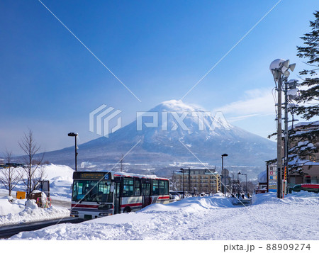 スキー場周辺を走る路線バスと羊蹄山 (北海道、ニセコ) 88909274