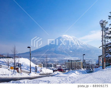スキー場の山麓から望む羊蹄山 (北海道、ニセコ) スキー場の山麓から望む羊蹄山 (北海道、ニセコ) 88909275