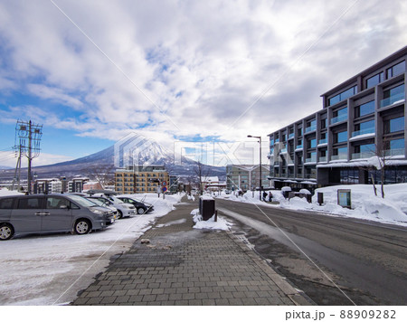 スキー場山麓のホテル街から望む羊蹄山 (北海道、俱知安、ひらふ坂) 88909282