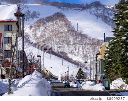 スキー場山麓の街路 (北海道、俱知安、ひらふ坂) スキー場山麓の街路 (北海道、俱知安、ひらふ坂) 88909287