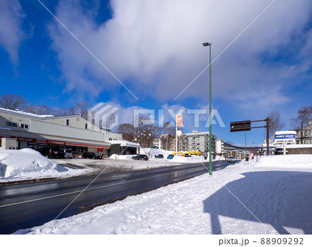 スキー場山麓の繁華街 (北海道、俱知安、ひらふ十字街) スキー場山麓の繁華街 (北海道、俱知安、ひらふ十字街) 88909292