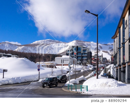 スキー場山麓の街路 (北海道、俱知安、ひらふ十字街) 88909294