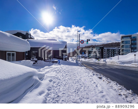 スキー場山麓のホテル街 (北海道、俱知安、ひらふ十字街) スキー場山麓のホテル街 (北海道、俱知安、ひらふ十字街) 88909296
