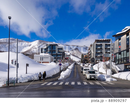 スキー場山麓の街路 (北海道、俱知安、ひらふ十字街) 88909297