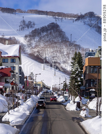 スキー場山麓の街路 (北海道、俱知安、ひらふ坂) スキー場山麓の街路 (北海道、俱知安、ひらふ坂) 88909298