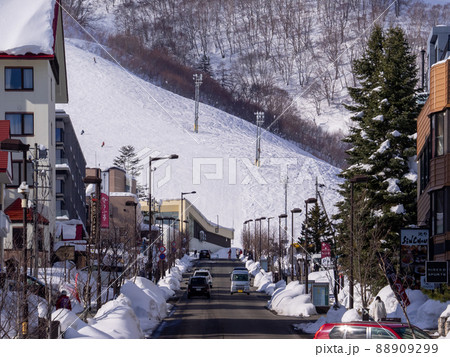 スキー場山麓の街路 (北海道、俱知安、ひらふ坂) スキー場山麓の街路 (北海道、俱知安、ひらふ坂) 88909299