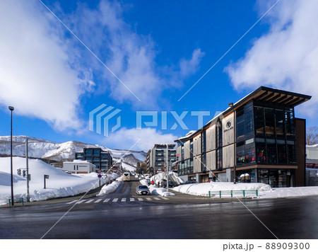 スキー場山麓の街路 (北海道、俱知安、ひらふ十字街) 88909300