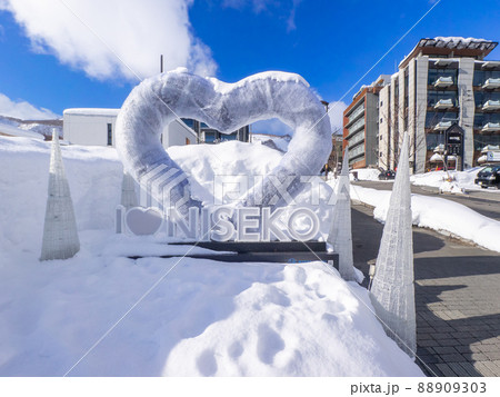 スキー場山麓街路のモニュメント (北海道、俱知安、ひらふ坂) 88909303