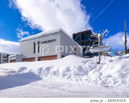 雪国の町の水道施設ビル (北海道、俱知安、ひらふ坂) 雪国の町の水道施設ビル (北海道、俱知安、ひらふ坂) 88909309