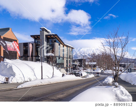 スキー場山麓に並ぶスキー用品店 (北海道、俱知安、ひらふ坂) 88909312