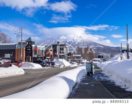 スキー場山麓に並ぶ用品店と雲のかかった羊蹄山 (北海道、俱知安、ひらふ坂) スキー場山麓に並ぶ用品店と雲のかかった羊蹄山 (北海道、俱知安、ひらふ坂) 88909313