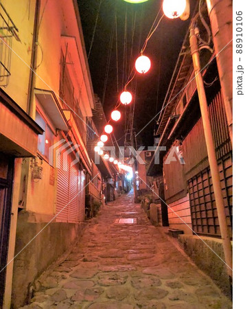 大分県由布市　湯平温泉の夜の温泉街 88910106