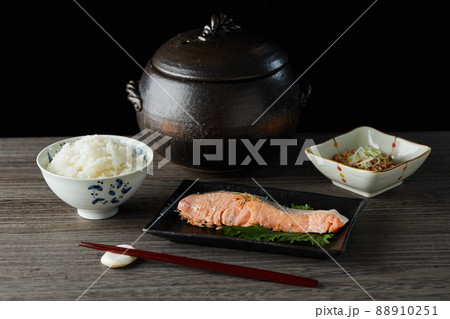 日本食イメージ　焼き鮭　納豆　 88910251