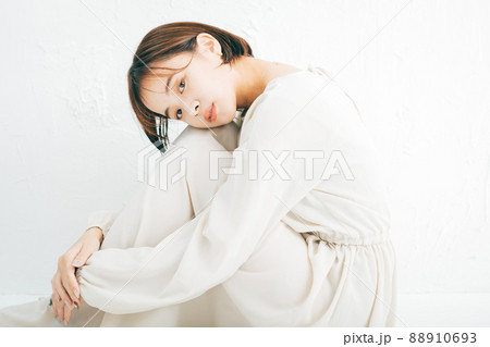 若い女性のビューティー、ファッションイメージ 88910693