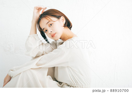 若い女性のビューティー、ファッションイメージ 88910700