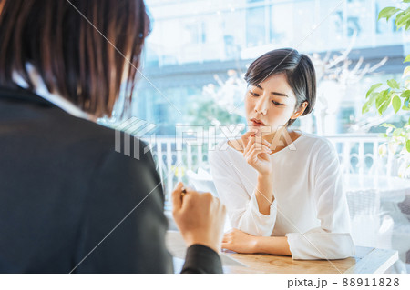 顧客に資料で説明する女性(2人・ビジネスイメージ) 顧客に資料で説明する女性(2人・ビジネスイメージ) 88911828