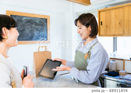 カフェで商品の案内をする女性 88911856