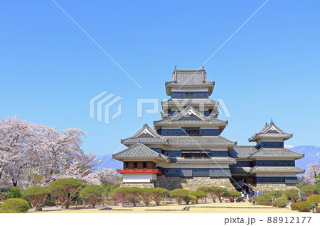 桜咲く春の国宝松本城 88912177