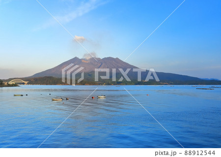 【鹿児島県】朝日を浴びる桜島 88912544
