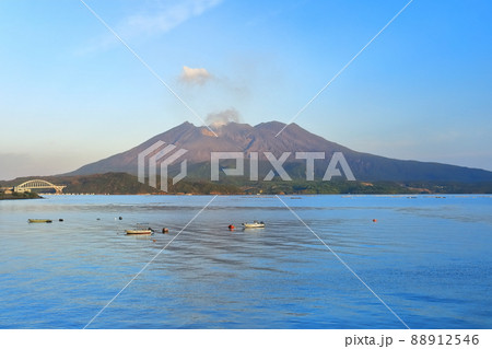 【鹿児島県】朝日を浴びる桜島 88912546