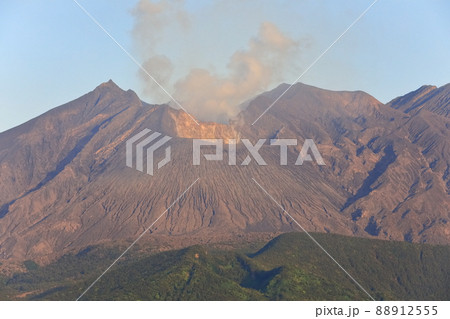 【鹿児島県】朝日を浴びる桜島 【鹿児島県】朝日を浴びる桜島 88912555