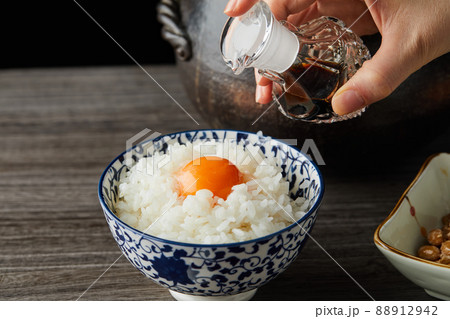 日本食イメージ　卵かけご飯 88912942
