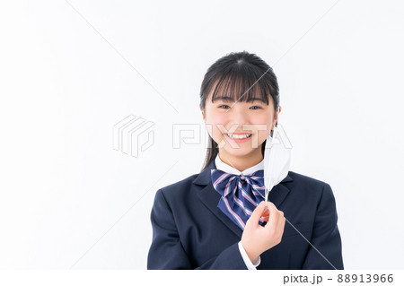 マスクを外す中学生の女の子 88913966