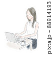 パソコンのタイピングをする女性 88914193