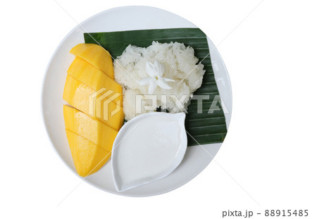 Sweet mango with sticky rice bright color and good taste in the plate on isolated background Sweet mango with sticky rice bright color and good taste in the plate on isolated background 88915485