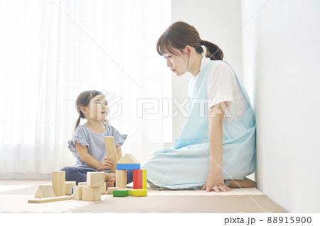 積み木で遊ぶ保育士と女の子 積み木で遊ぶ保育士と女の子 88915900