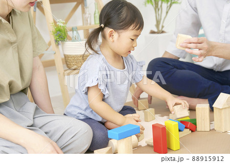 積み木で遊ぶ女の子　リビング 88915912