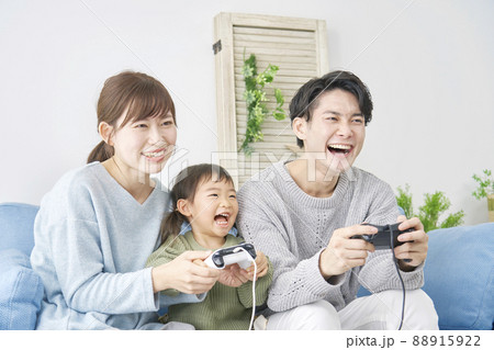 家族　テレビゲーム　リビング 88915922