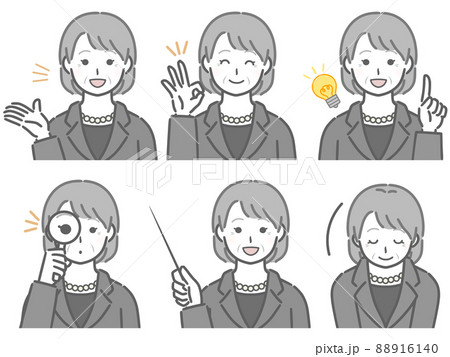 解説するスーツの高齢女性 88916140