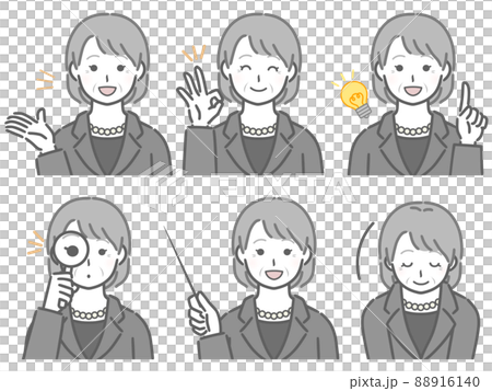 解説するスーツの高齢女性 88916140