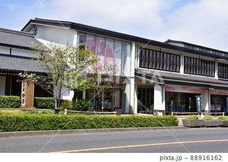 小田原市 国道1号線沿いの鈴廣かまぼこ本店と新緑 小田原市 国道1号線沿いの鈴廣かまぼこ本店と新緑 88916162