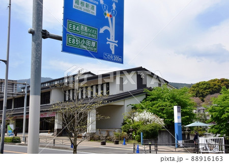 小田原市 国道1号線沿い案内標識と鈴廣かまぼこ本店と新緑 小田原市 国道1号線沿い案内標識と鈴廣かまぼこ本店と新緑 88916163