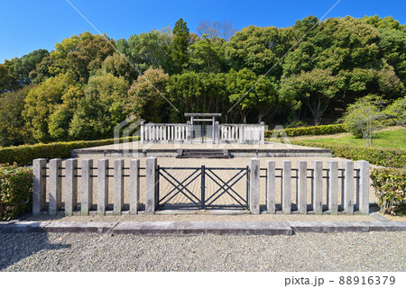 西殿塚古墳（継体天皇皇后 手白香皇女 衾田陵）奈良県天理市 88916379