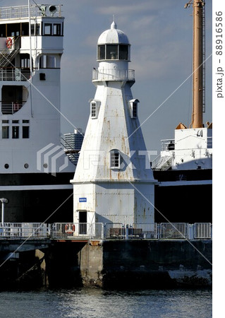 横浜港「白灯台」明治29年(1896)の竣工、令和4年119年  灯台としての役目を終える　 88916586